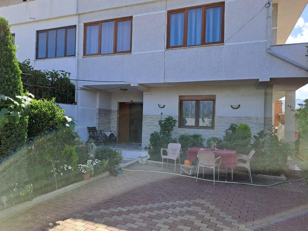 Vilë pranë liqenit – Rruga Driloni, Pogradec