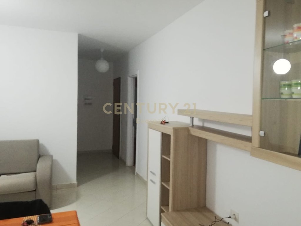 Apartament 2+1 me verandë dhe pamje deti – Sarandë