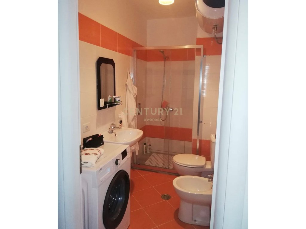 Apartament 2+1 me verandë dhe pamje deti – Sarandë