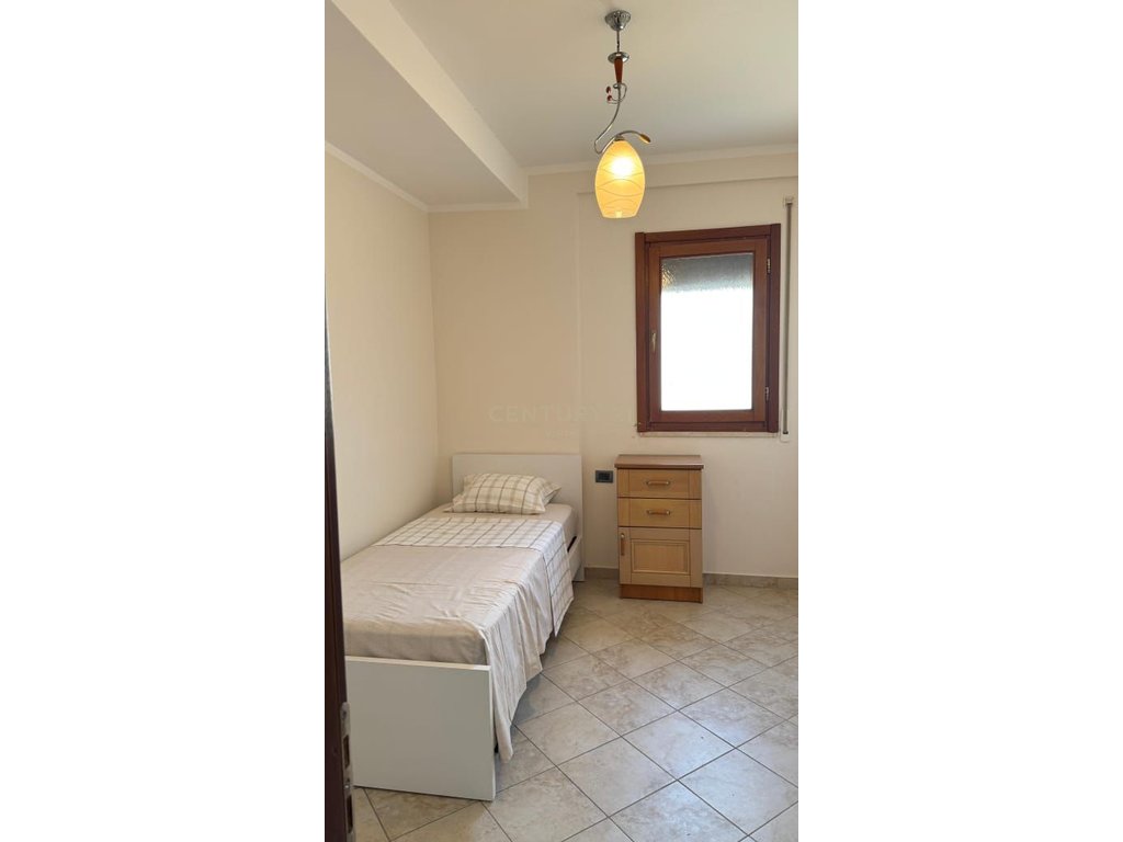 Apartament 3+1+2 me garazh me qira – zona Pedonale, Shkodër