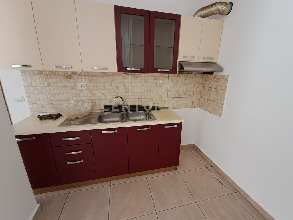 Apartament 1+1 me oborr me qira – pranë stacionit të autobusit, Shkodër