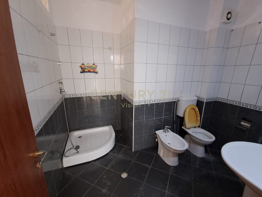 Apartament 1+1 me oborr me qira – pranë stacionit të autobusit, Shkodër
