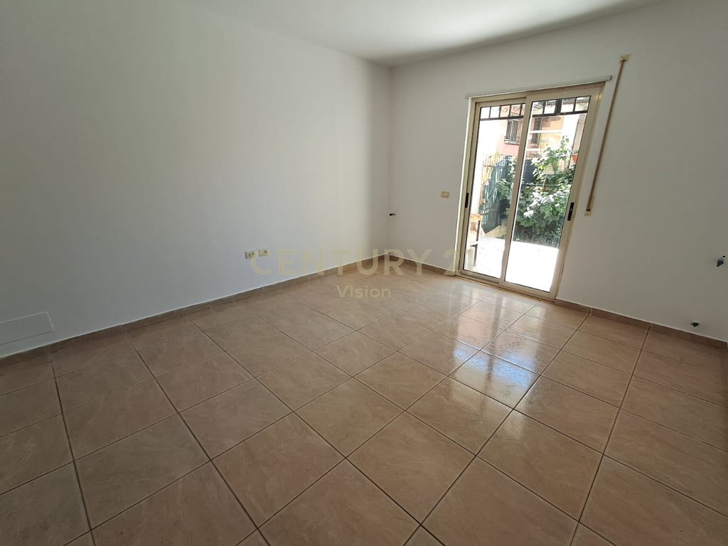 Apartament 1+1 me oborr me qira – pranë stacionit të autobusit, Shkodër
