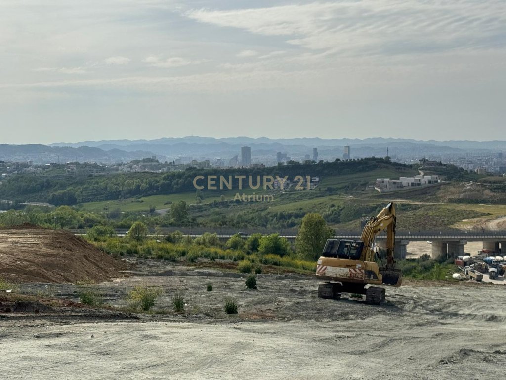 🌿 Tokë në shitje – 2600 m² në Farkë, me pamje spektakolare te Tiranes dhe Liqenit