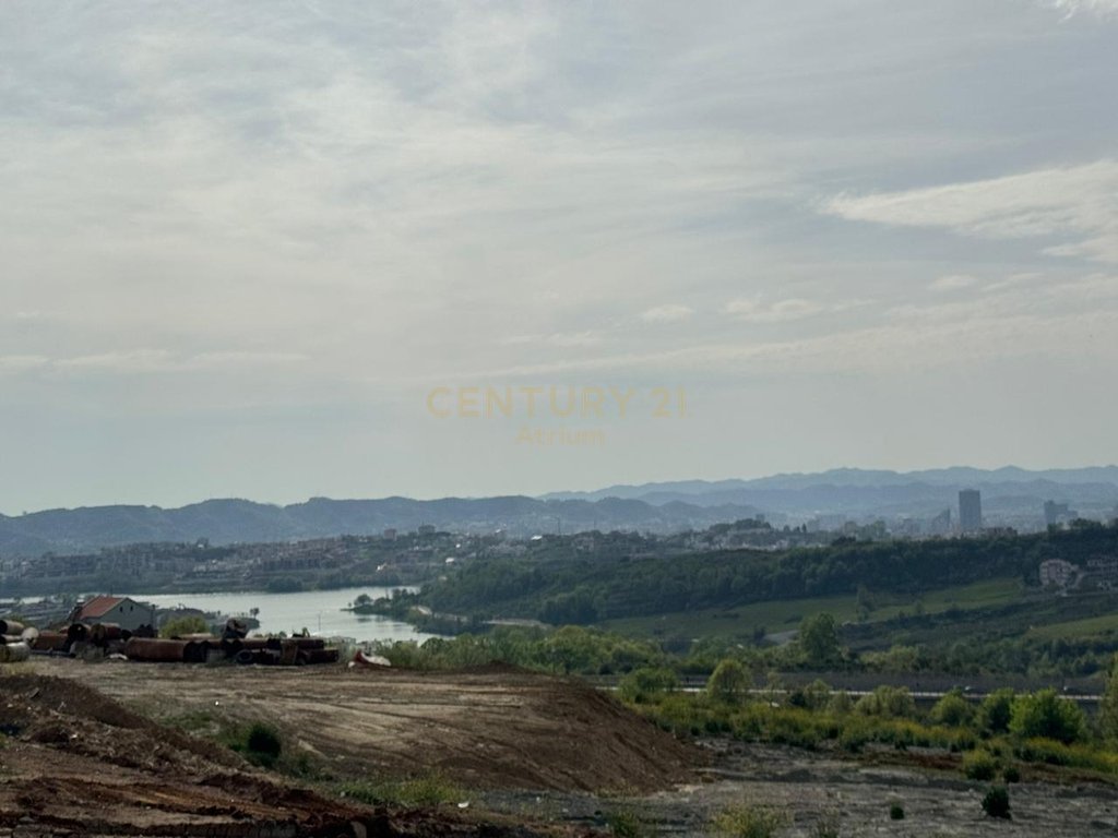 🌿 Tokë në shitje – 2600 m² në Farkë, me pamje spektakolare te Tiranes dhe Liqenit