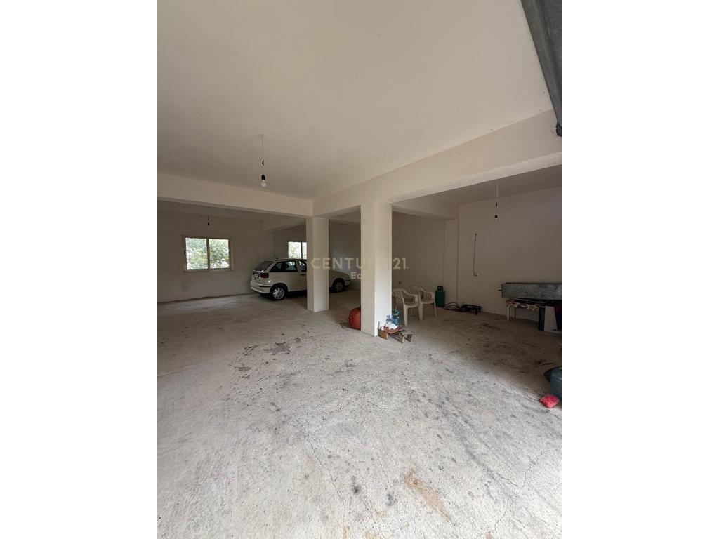 3-story Villa for Sale, Roadside – Spitallë, Durrës