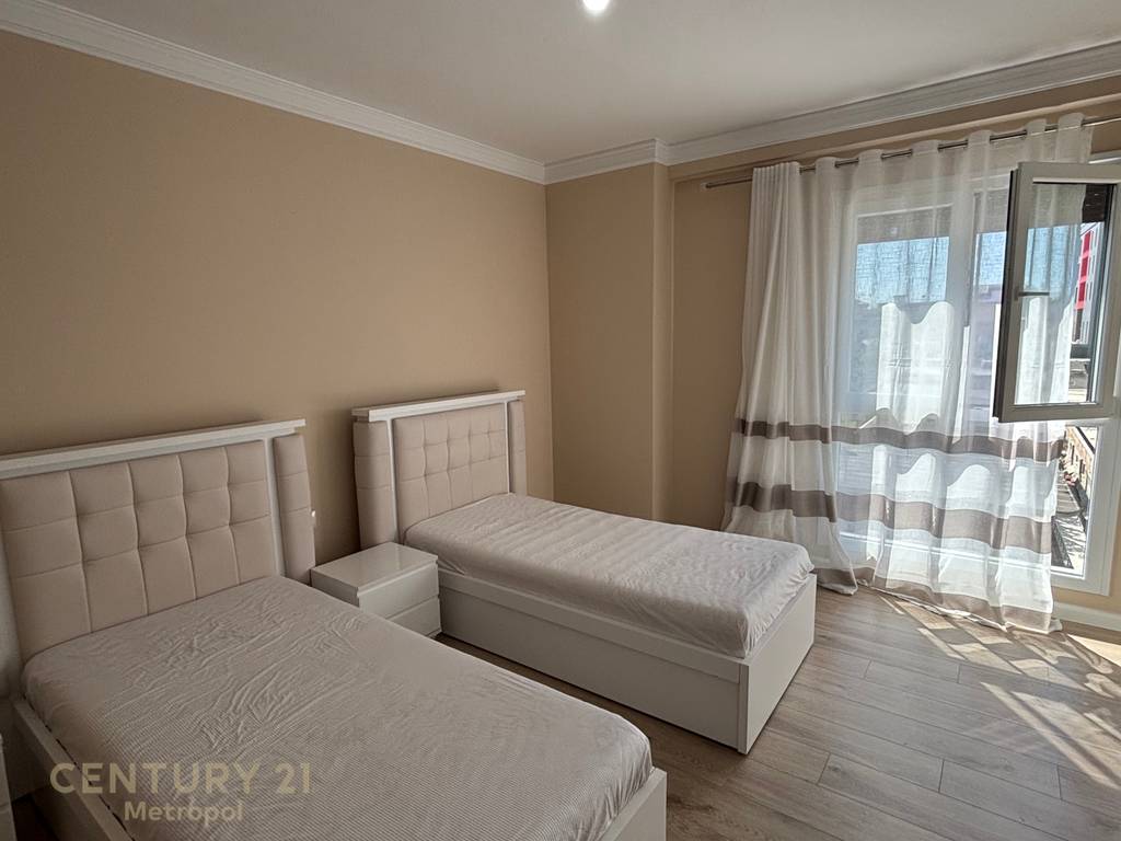 Apartment 2+1 me Qira afer Unazes, Paskuqan