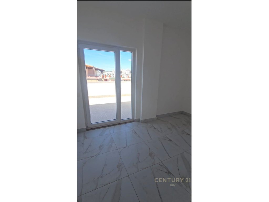 Shitet Apartament 2+1 Verande me Pamje Deti ne GOLEM,NDERTIM i Ri (2/7)