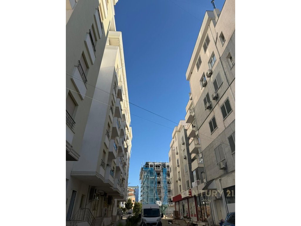 Apartament 1+1 per Shitje ne Qender te Golemit (7/18)