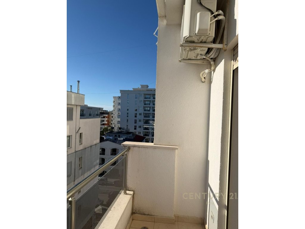 Apartament 1+1 per Shitje ne Qender te Golemit (10/18)