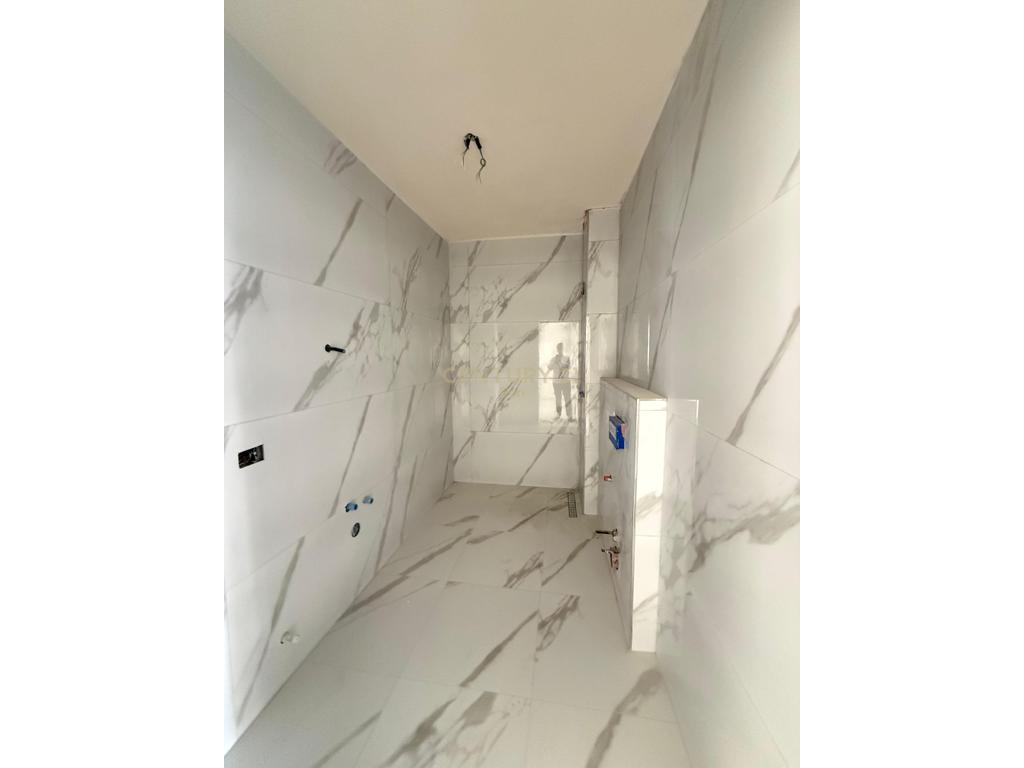 Shitet Super Apartament 1+1 Tek Mali Robit