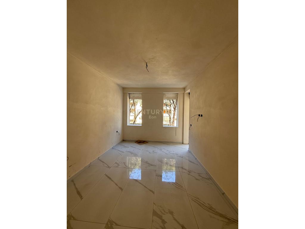 Shitet Super Apartament 1+1 Tek Mali Robit