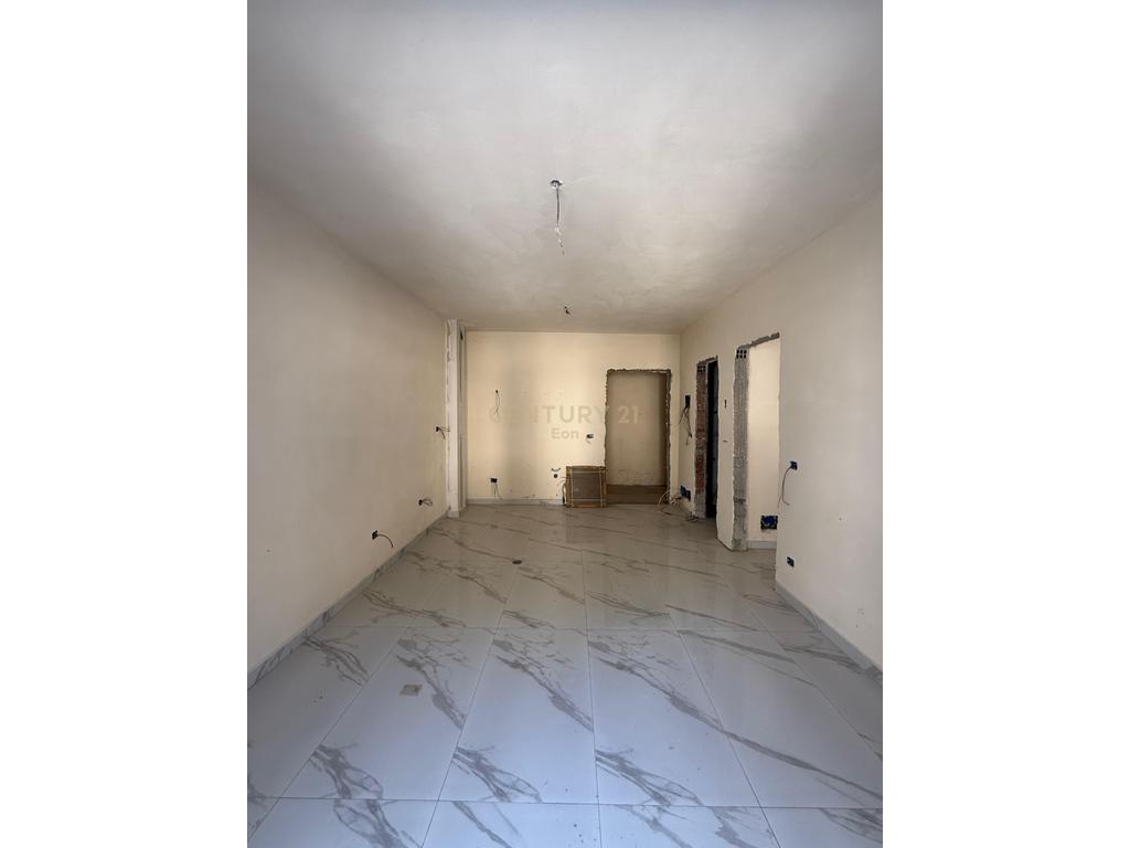 Shitet Super Apartament 1+1 Tek Mali Robit