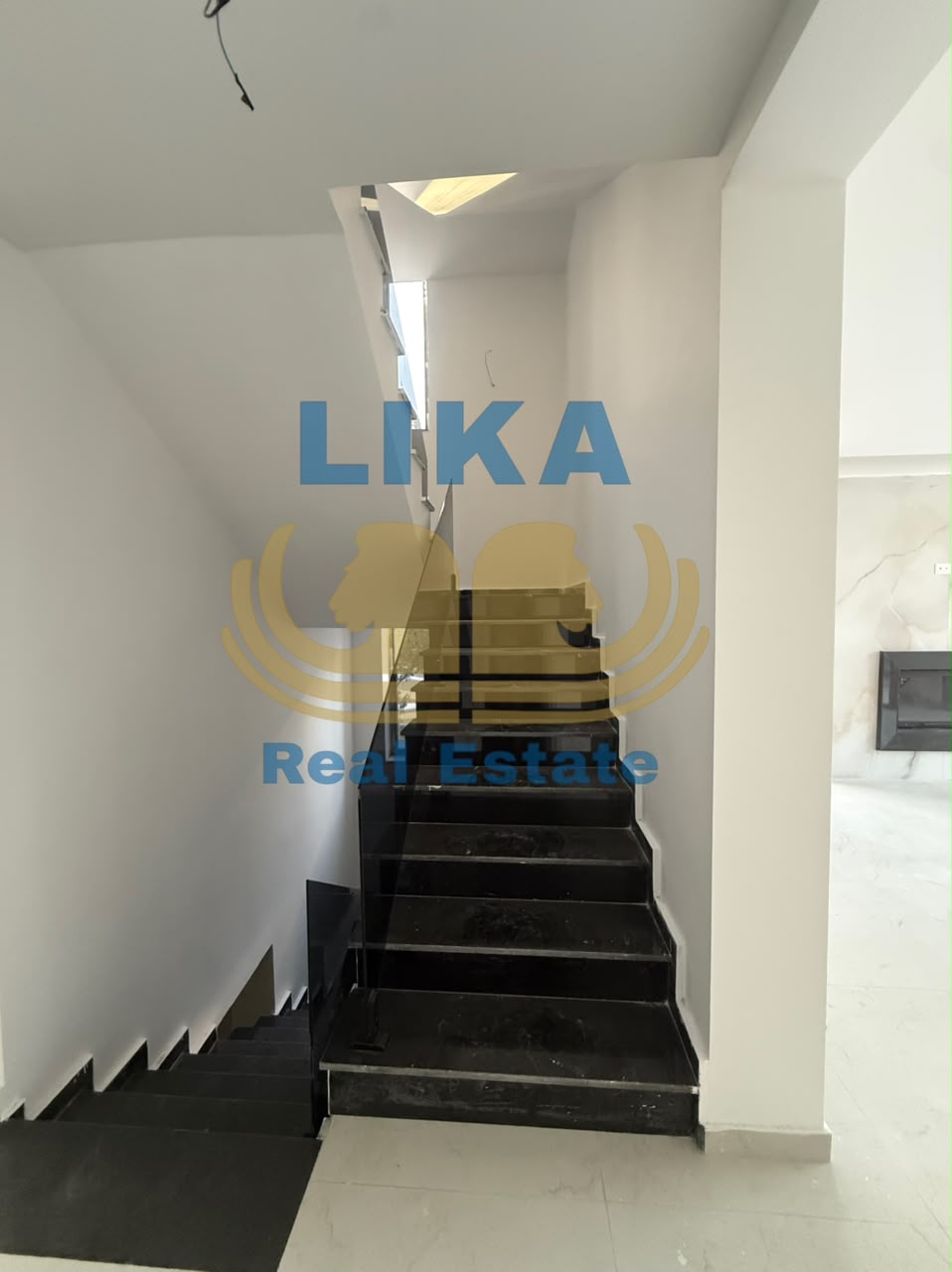 Arkitekturë moderne. Elegancë e pastër. Luks pa kompromis.