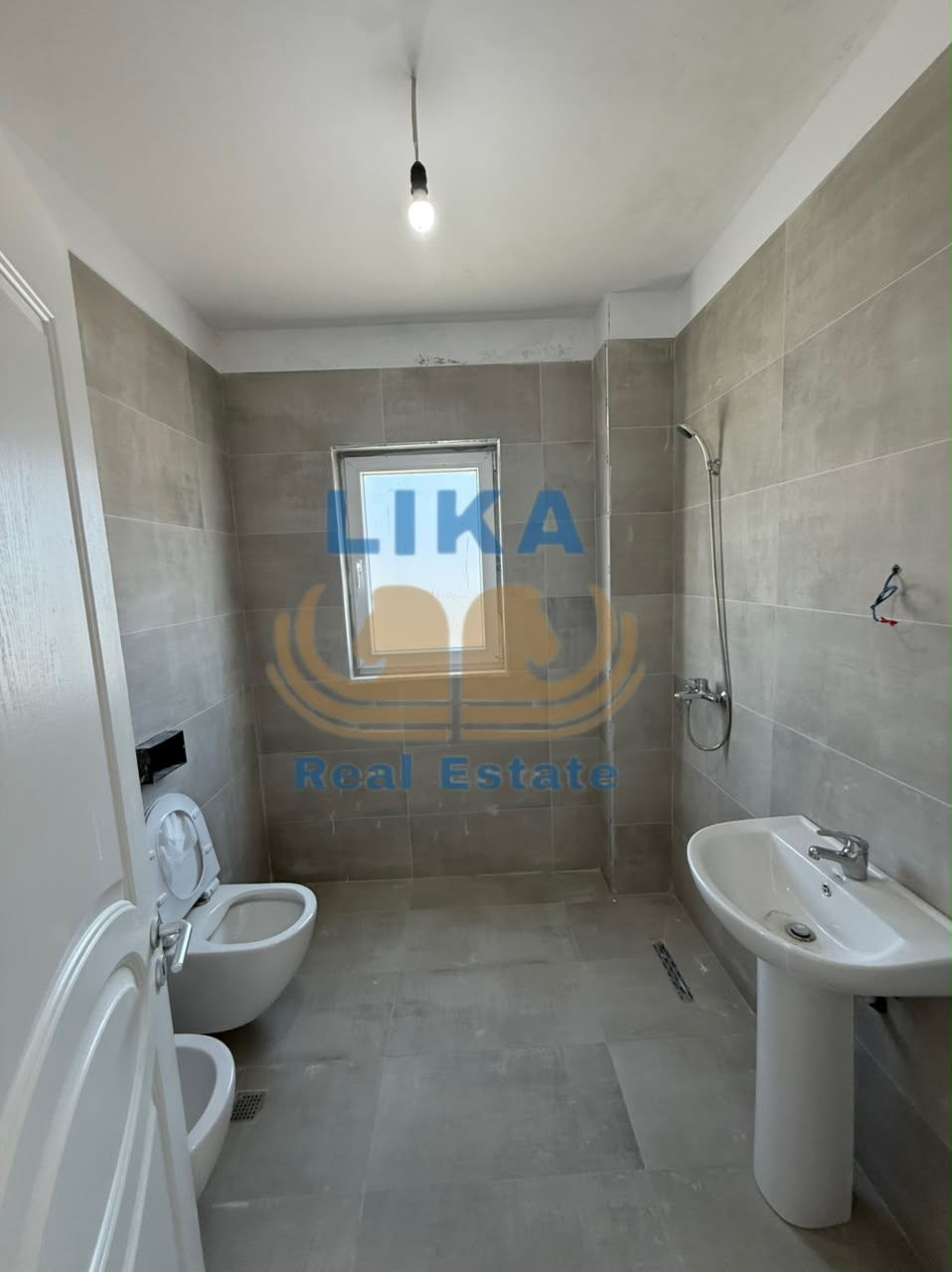 Apartament Modern 2+1+2 në Qendër të Kavajës – Komfort dhe Investim i Sigurt