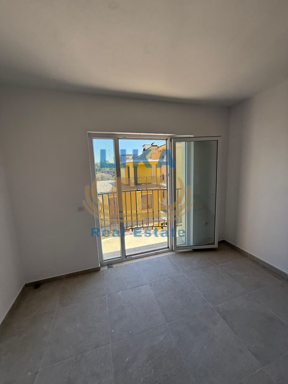 Apartament Modern 2+1+2 në Qendër të Kavajës – Komfort dhe Investim i Sigurt