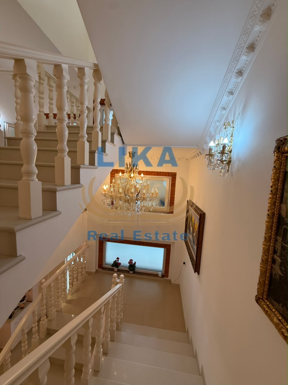 Vilë Luksoze në Vijën e Parë të Detit – Ekskluzivitet dhe Jetesë Premium në Qerret