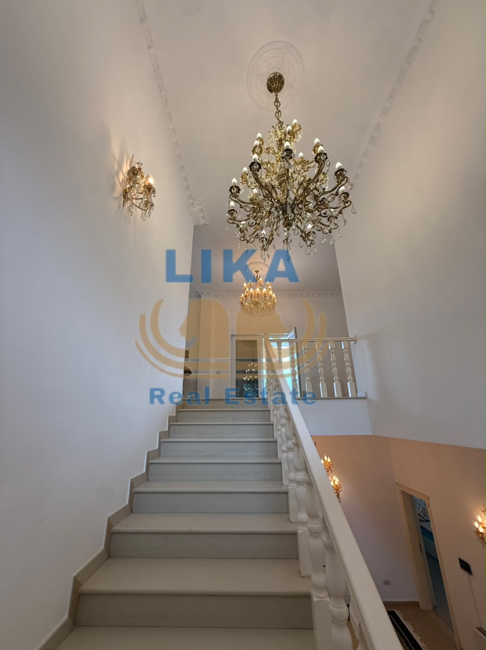 Vilë Luksoze në Vijën e Parë të Detit – Ekskluzivitet dhe Jetesë Premium në Qerret