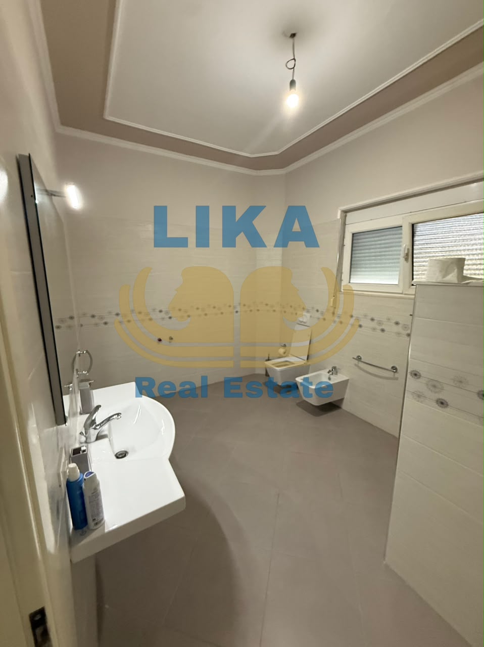 **Vilë ekskluzive në shitje në hyrje të Kavajës**