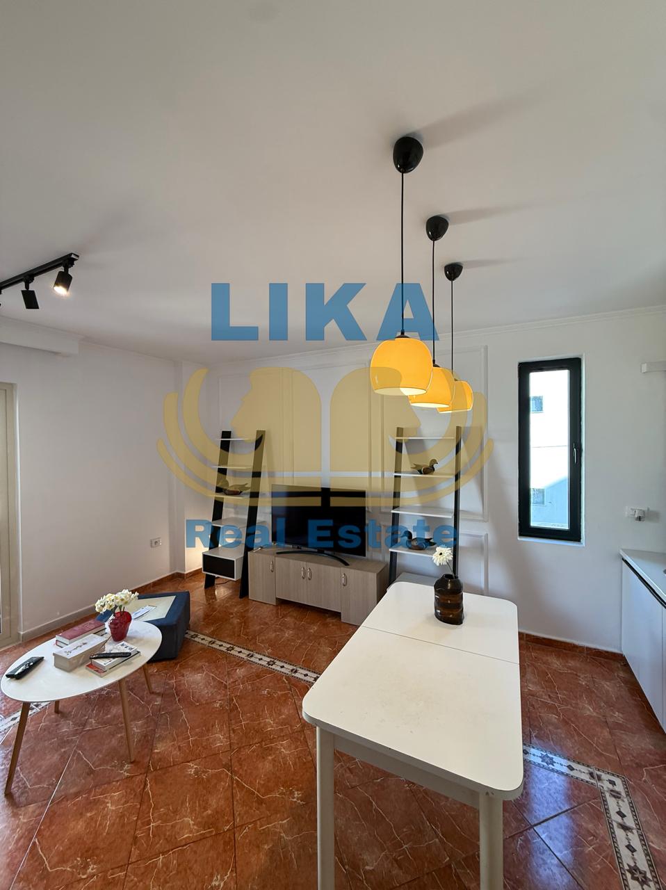 Apartament 1+1 për shitje në Shkëmbin e Kavajës – vetëm pak hapa larg detit.