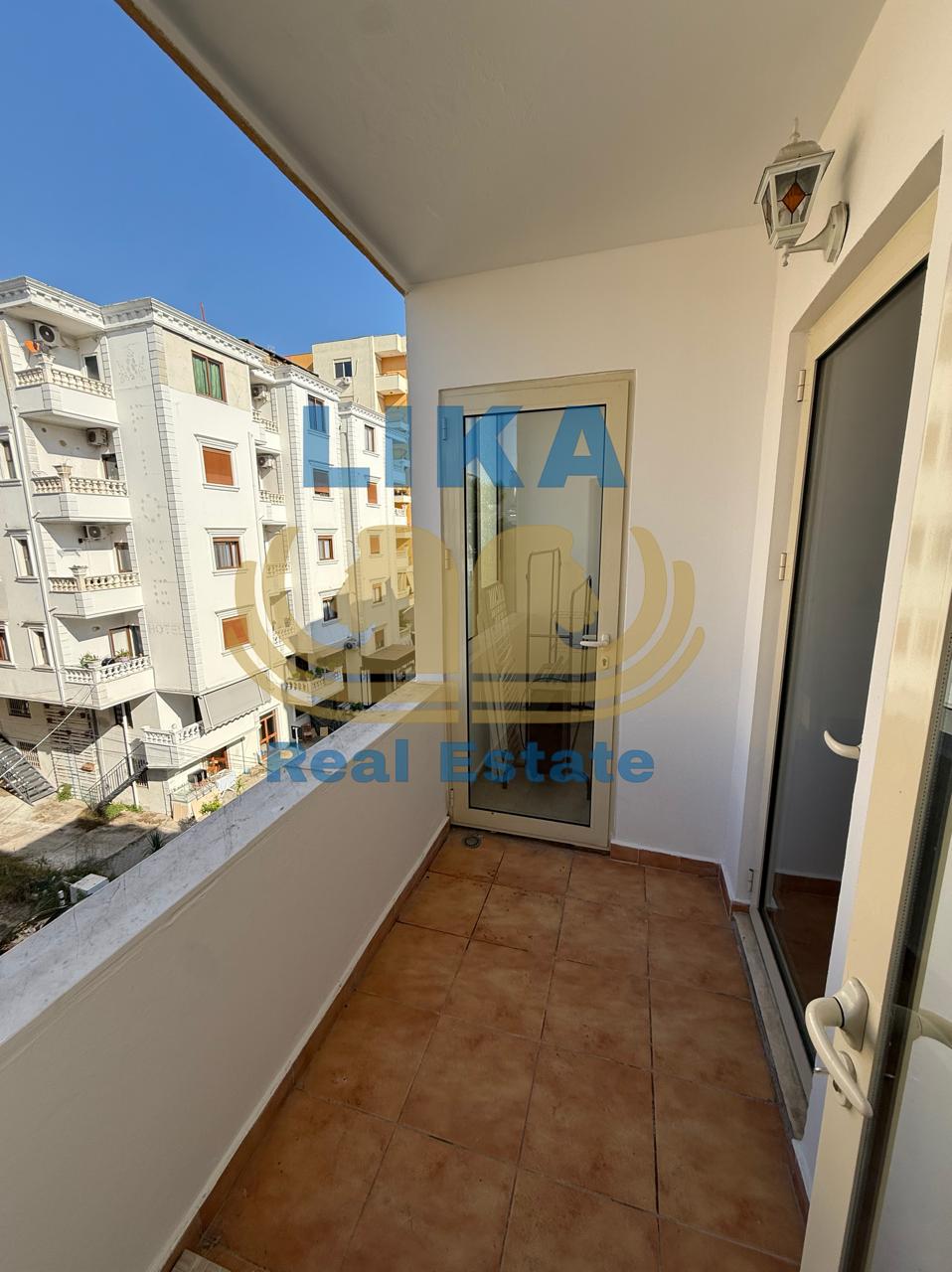 Apartament 1+1 për shitje në Shkëmbin e Kavajës – vetëm pak hapa larg detit.