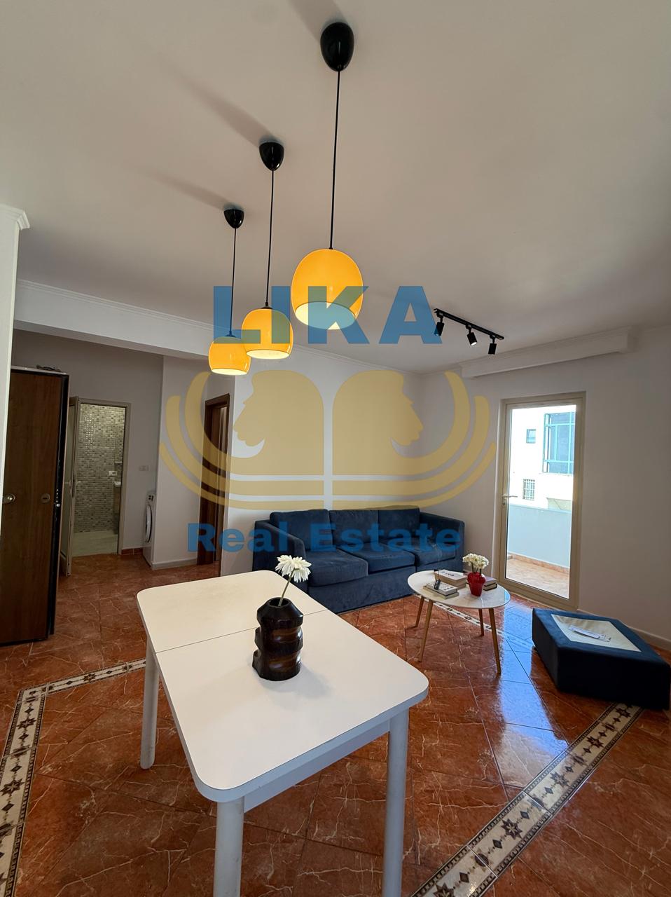 Apartament 1+1 për shitje në Shkëmbin e Kavajës – vetëm pak hapa larg detit.