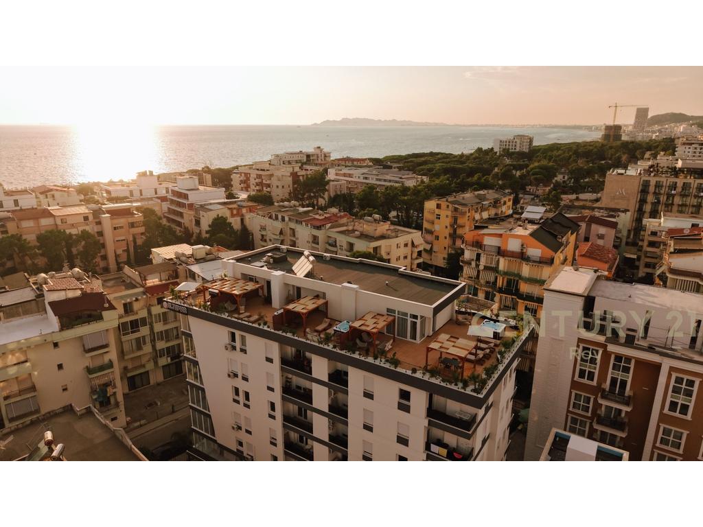Penthouse open on 4 apartments with view and luxurious furnishings (1/18)