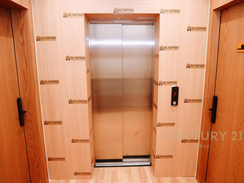 Penthouse open on 4 apartments with view and luxurious furnishings (10/18)