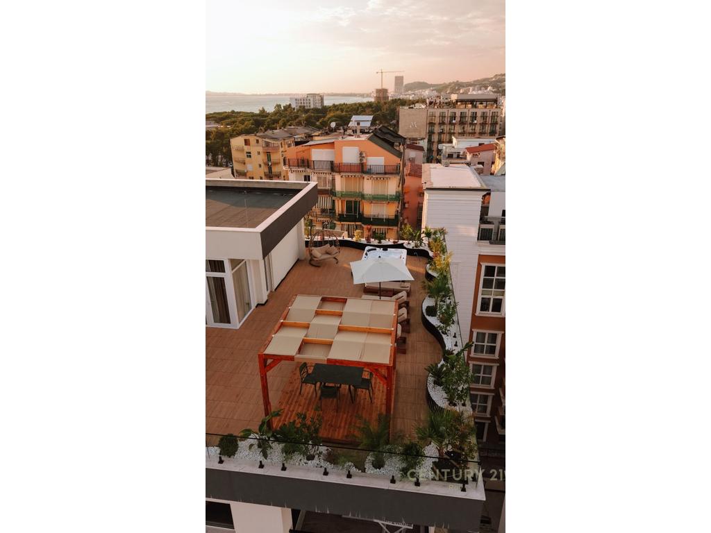Penthouse open on 4 apartments with view and luxurious furnishings (13/18)