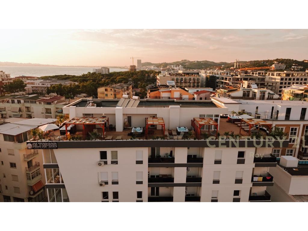 Penthouse open on 4 apartments with view and luxurious furnishings (17/18)