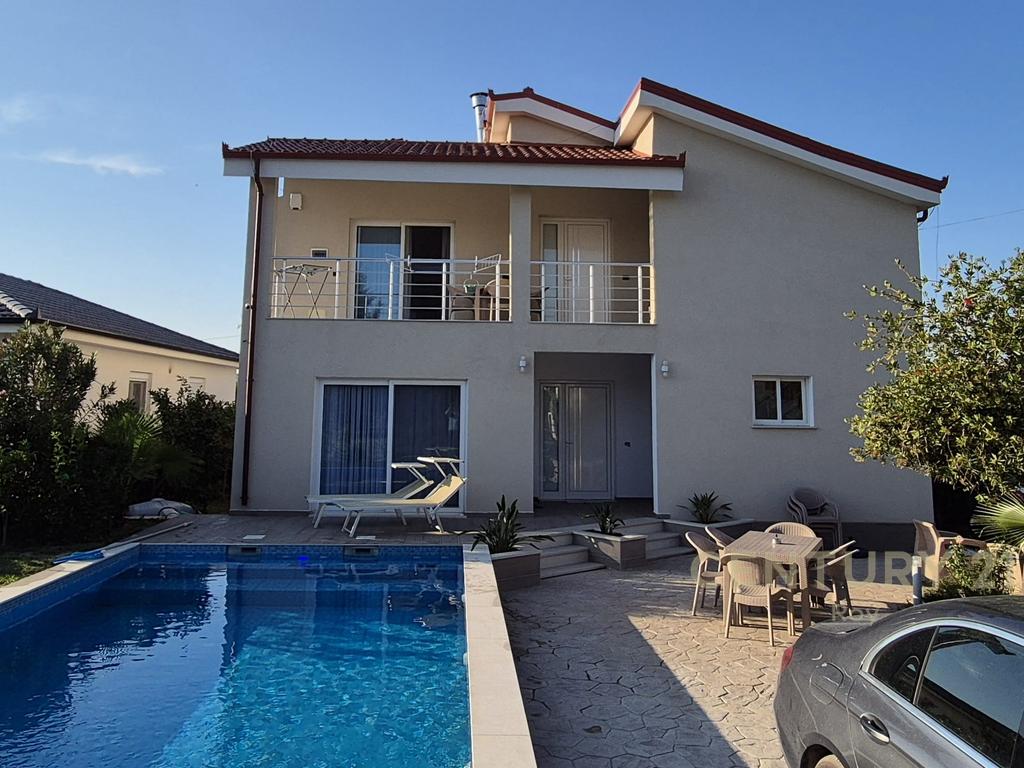 Private Villa with Pool for Sale in Qerret (1/15)