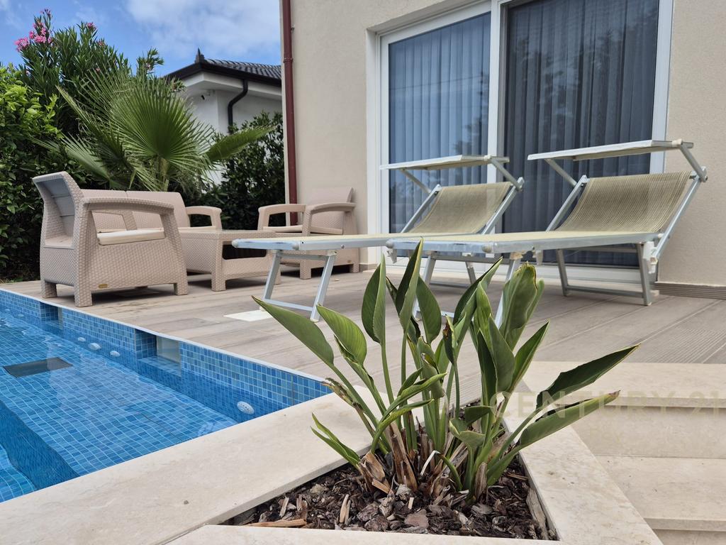 Private Villa with Pool for Sale in Qerret (2/15)