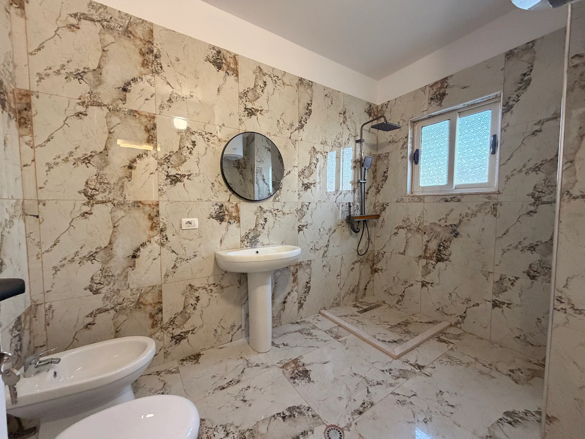 Shitet Apartament 2+1+2 Tualete ne Lagjen Nr 6 Durres (6/8)