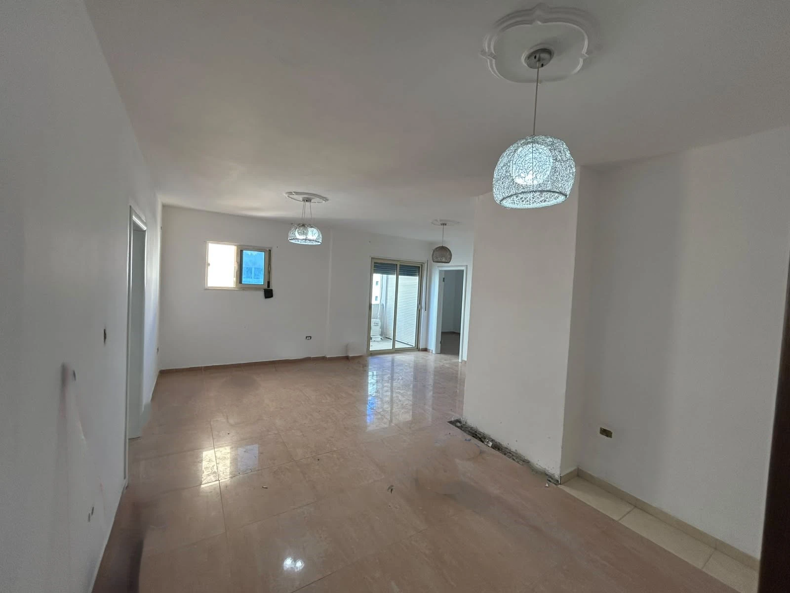 Perballe Komleksit Florida--Shesim Apartament 2+1