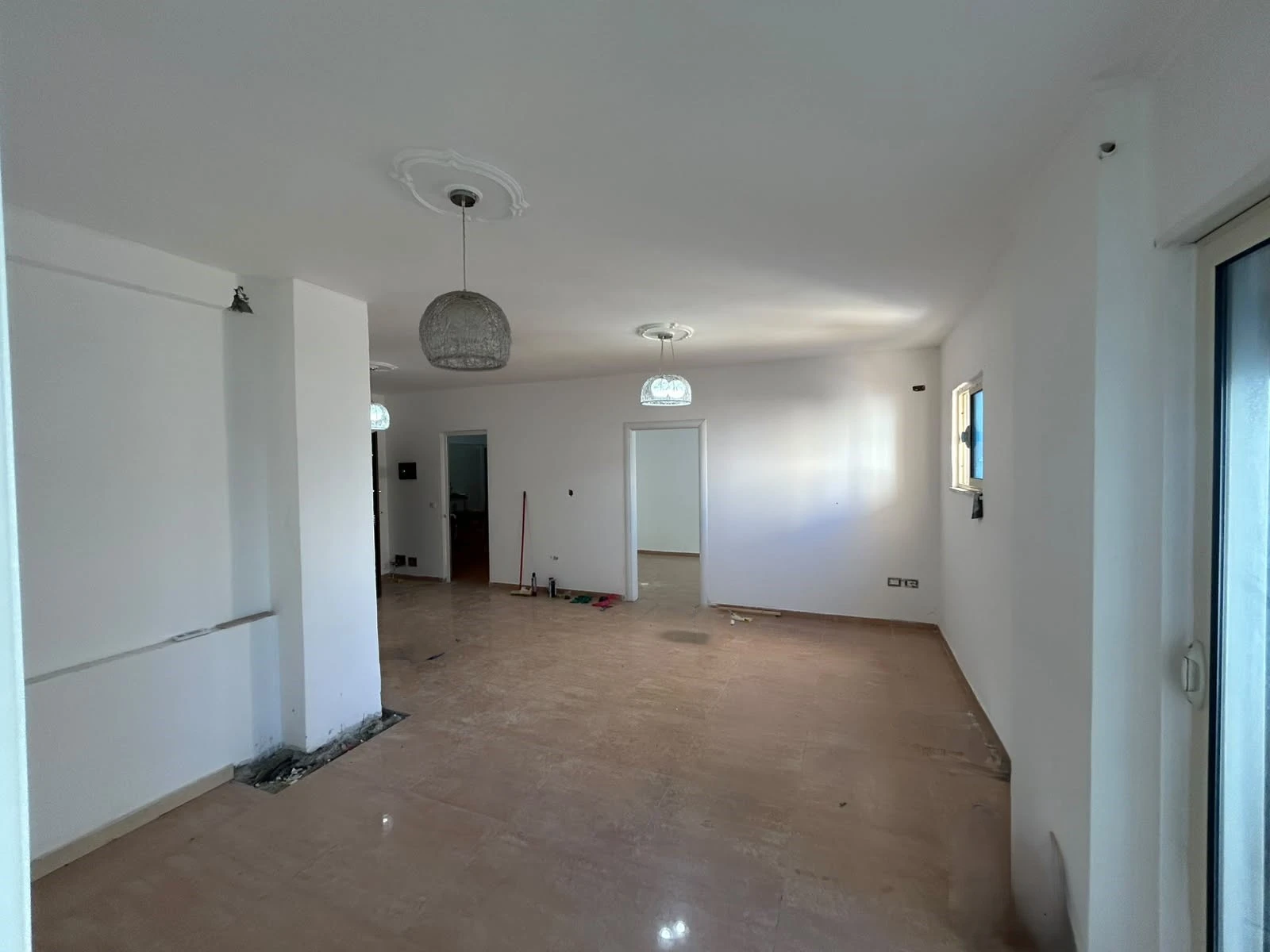Perballe Komleksit Florida--Shesim Apartament 2+1 (2/7)