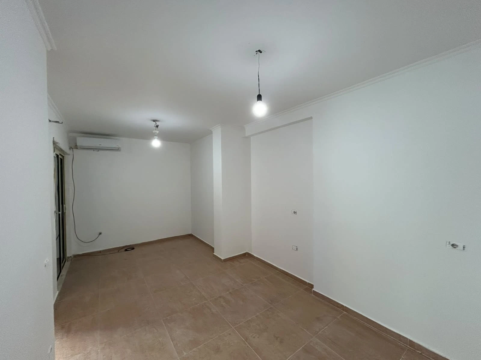 Perballe Komleksit Florida--Shesim Apartament 2+1 (3/7)