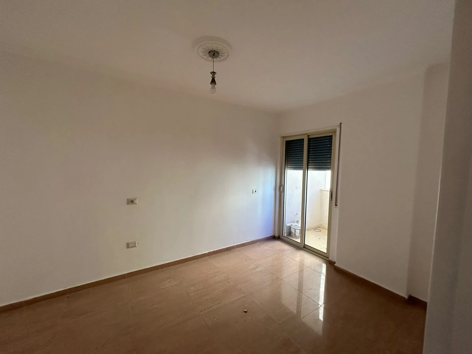 Perballe Komleksit Florida--Shesim Apartament 2+1 (4/7)