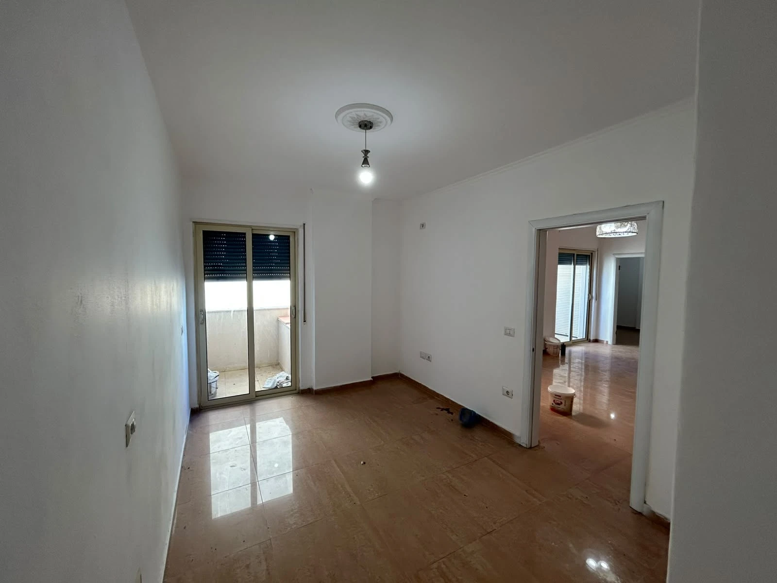 Perballe Komleksit Florida--Shesim Apartament 2+1 (5/7)