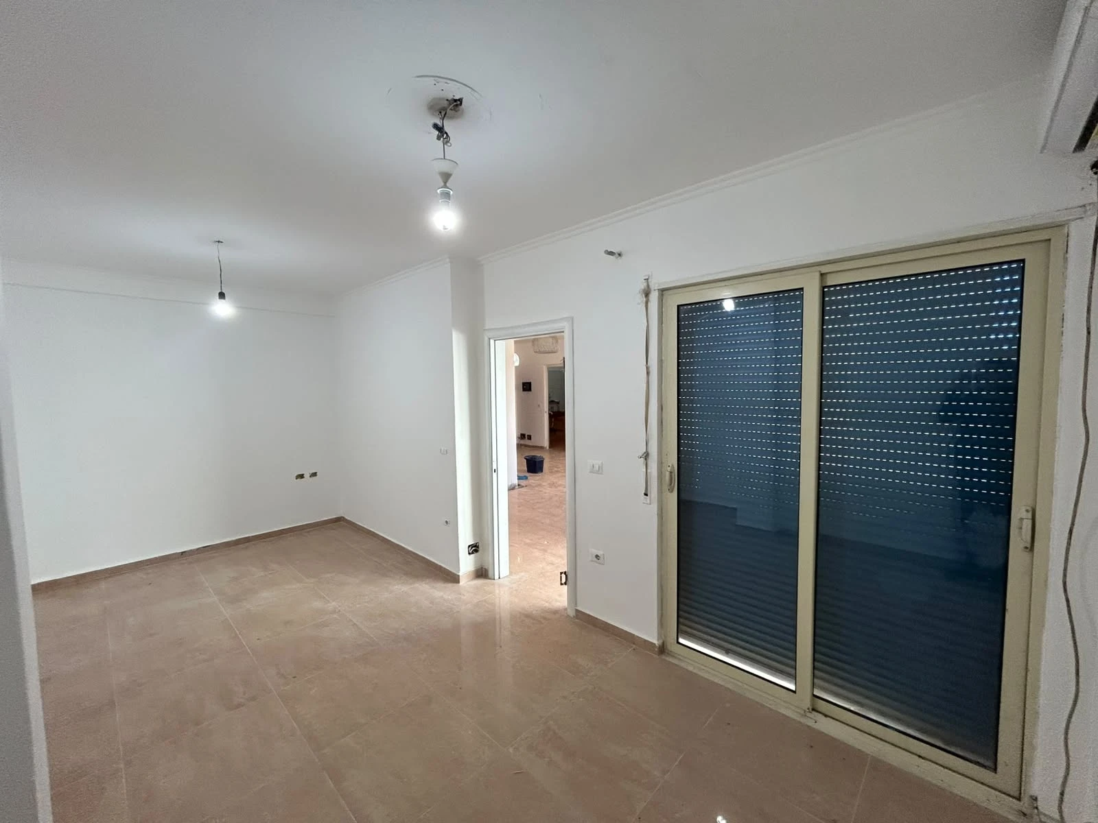 Perballe Komleksit Florida--Shesim Apartament 2+1 (6/7)
