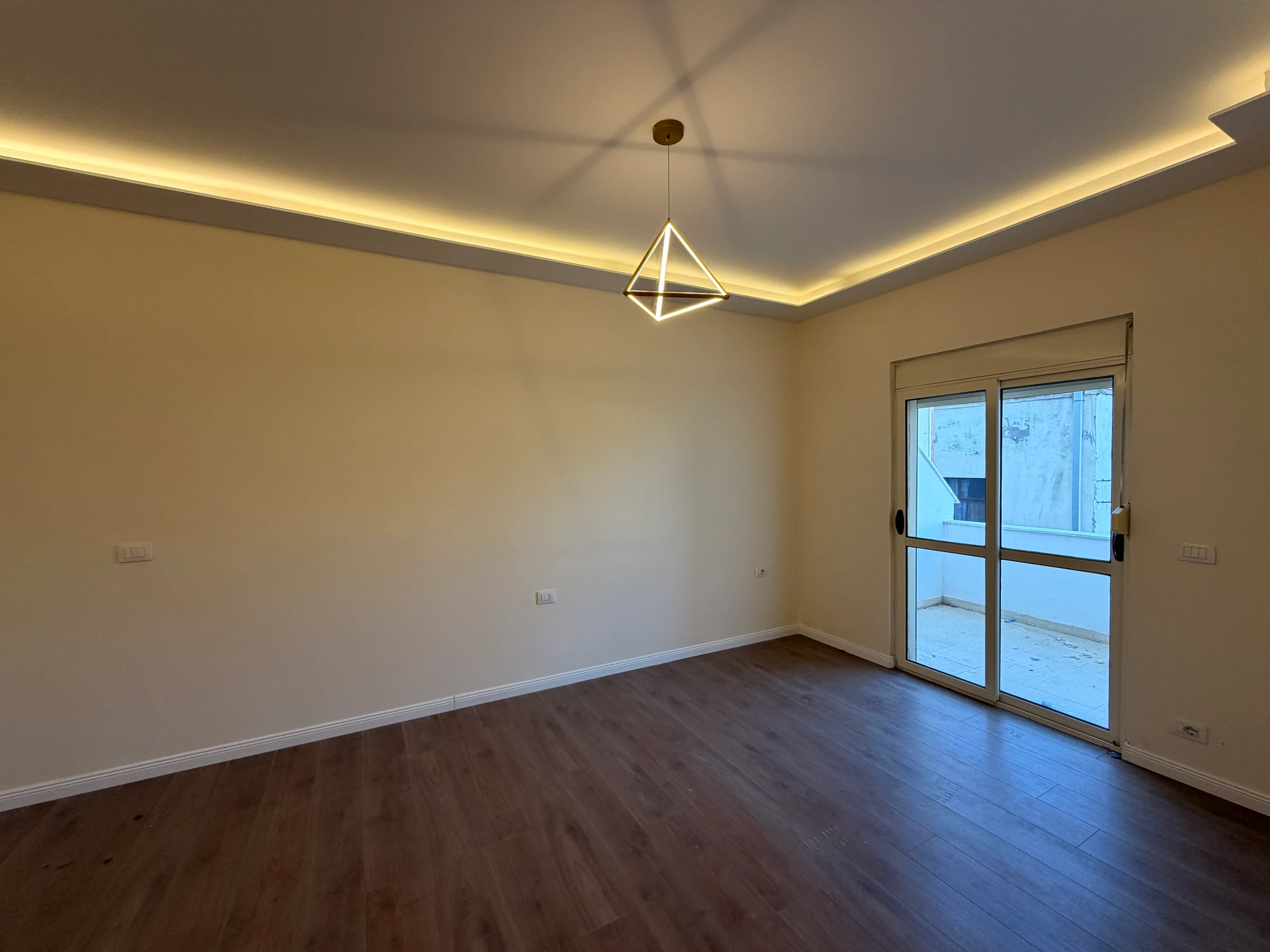 Shitet Apartament 1+1 Tek Ish Rajoni Lagja 6 Durres (6/10)