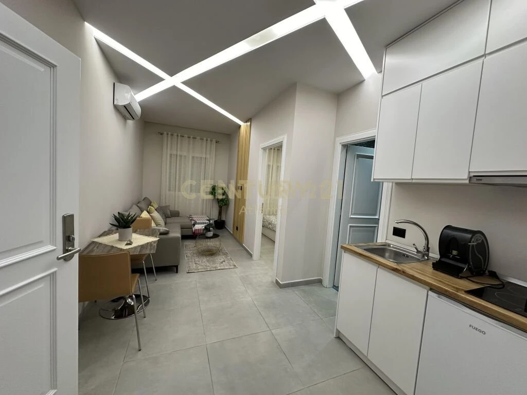 Shitet Ambient biznesi + 3 Apartamente 1+1, vija e pare me rrugen kryesore ne Plazh Hekurudha