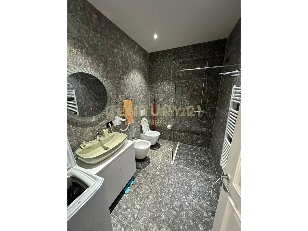 Shitet Ambient biznesi + 3 Apartamente 1+1, vija e pare me rrugen kryesore ne Plazh Hekurudha (11/16)