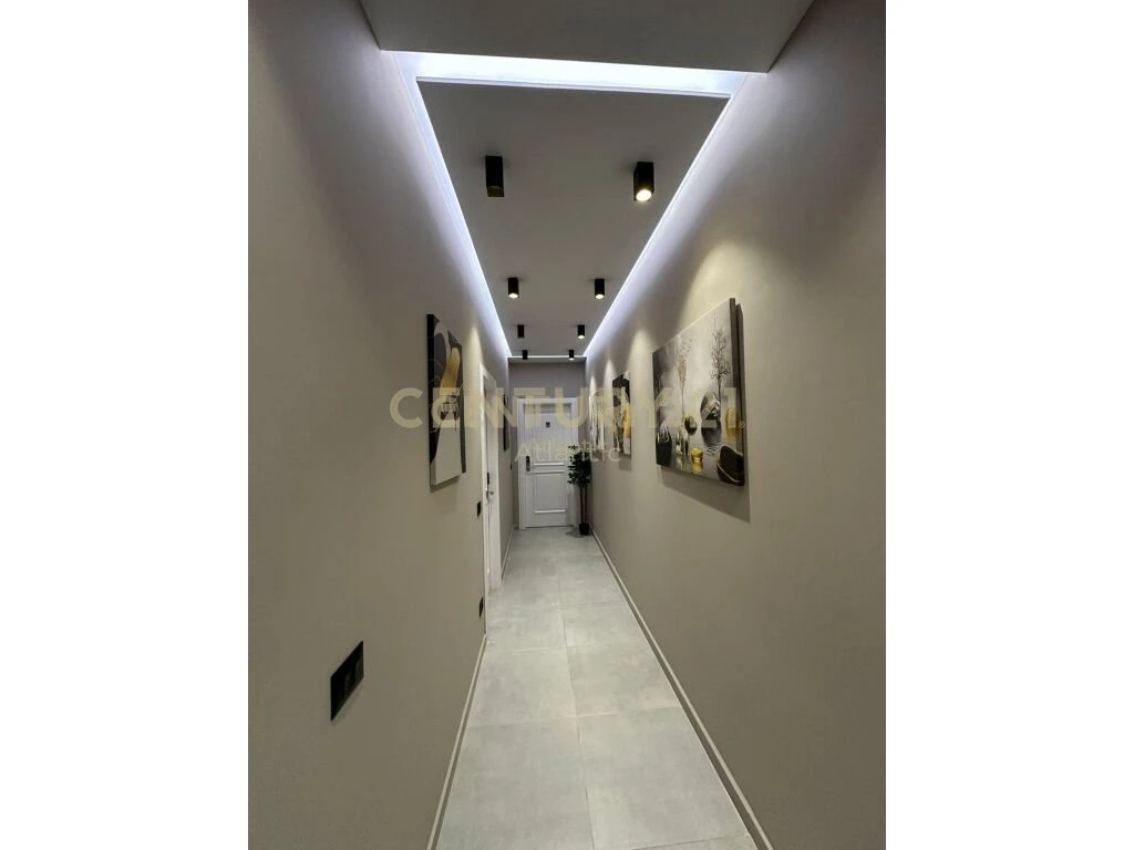 Shitet Ambient biznesi + 3 Apartamente 1+1, vija e pare me rrugen kryesore ne Plazh Hekurudha (12/16)