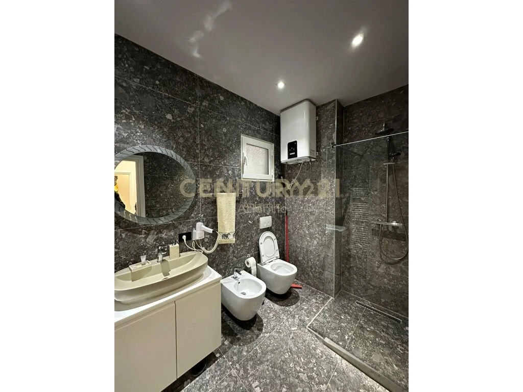 Shitet Ambient biznesi + 3 Apartamente 1+1, vija e pare me rrugen kryesore ne Plazh Hekurudha (13/16)
