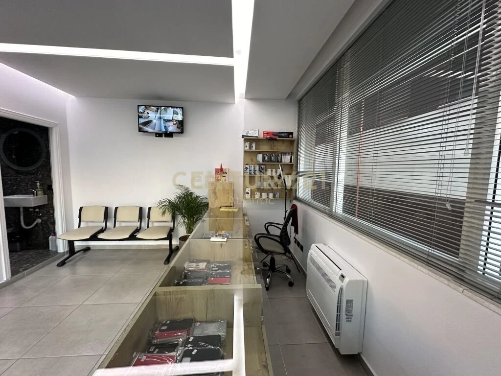 Shitet Ambient biznesi + 3 Apartamente 1+1, vija e pare me rrugen kryesore ne Plazh Hekurudha (3/16)