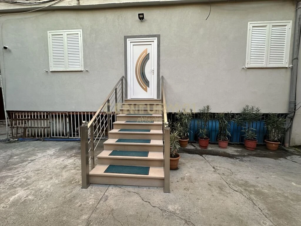 Shitet Ambient biznesi + 3 Apartamente 1+1, vija e pare me rrugen kryesore ne Plazh Hekurudha (4/16)
