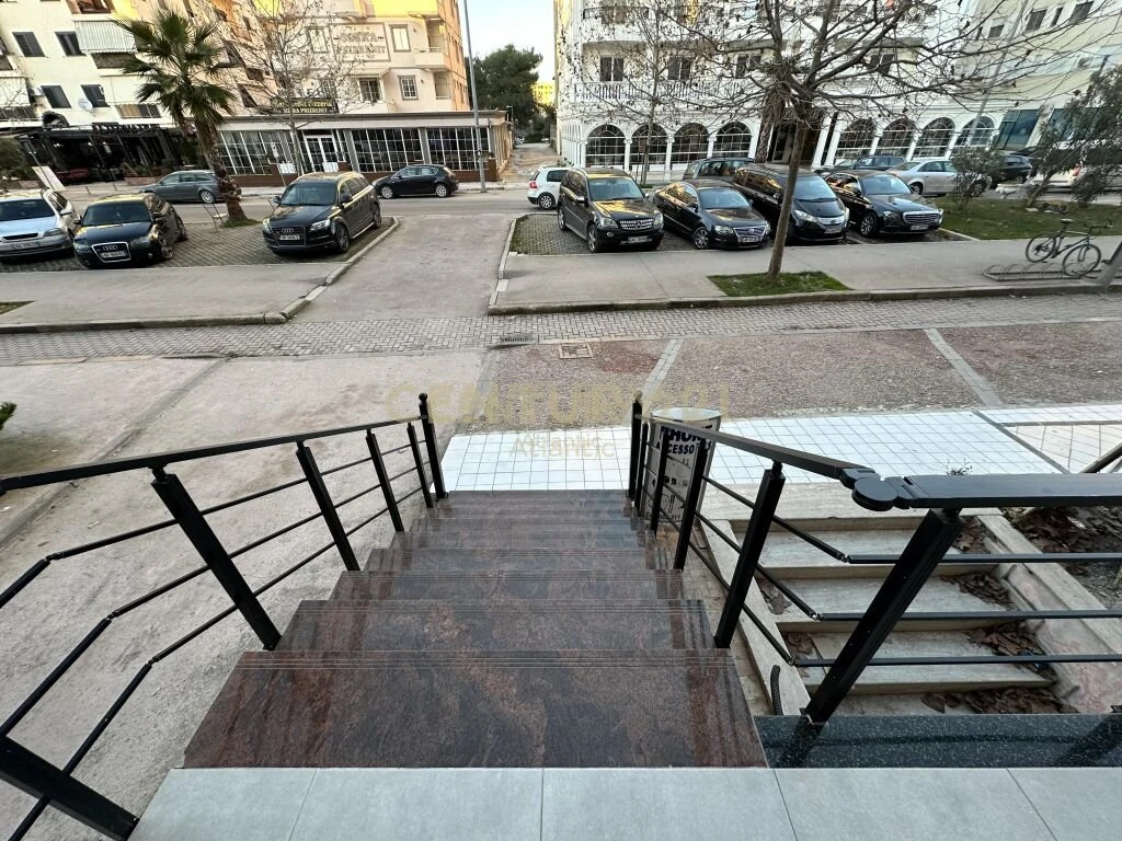Shitet Ambient biznesi + 3 Apartamente 1+1, vija e pare me rrugen kryesore ne Plazh Hekurudha (5/16)