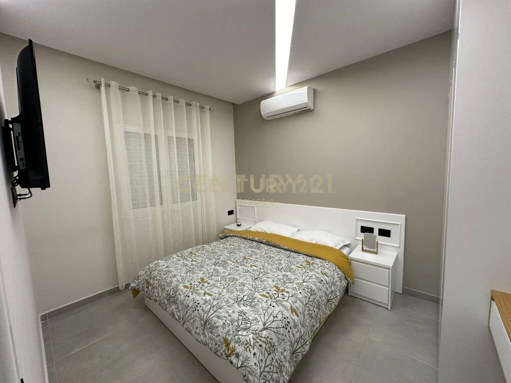 Shitet Ambient biznesi + 3 Apartamente 1+1, vija e pare me rrugen kryesore ne Plazh Hekurudha (8/16)