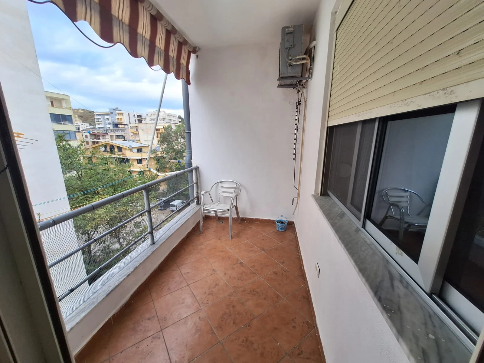 Shitet Apartament 1+1 Me Vija e Pare me Pamje Deti Anesore te Shkembi Kavajes. (11/13)