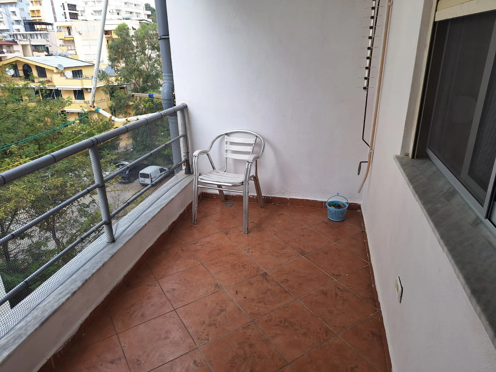 Shitet Apartament 1+1 Me Vija e Pare me Pamje Deti Anesore te Shkembi Kavajes. (12/13)